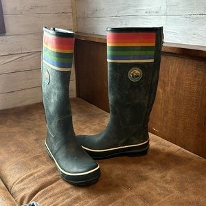 Pendleton Rain Boots sz 8 no holes or rips, just needs wiped down